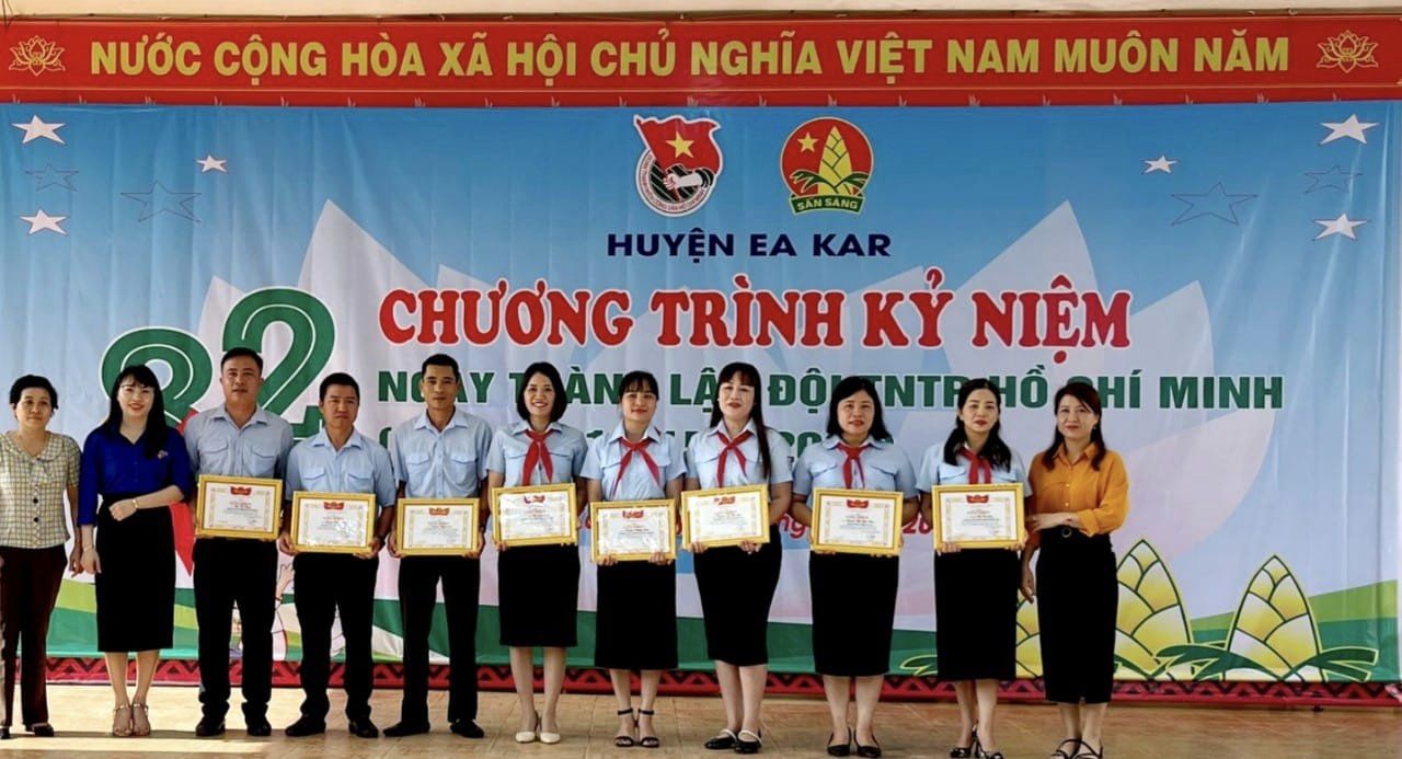 HĐ trao khen thưởn cho thầy cô